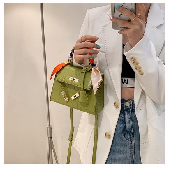 Chic Faux Leather Croc Embossed Mini Handbag Gold Tone Hardware - Picture 4 of 12